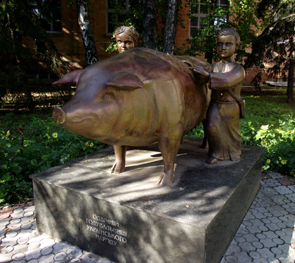 Пам’ятник свині у Полтаві. Фото