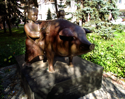 Пам’ятник свині у Полтавській державній аграрній академії. Фото