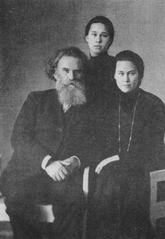 В. Г. Короленко з дочками Софією і Наталією. Полтава. 1911 р.