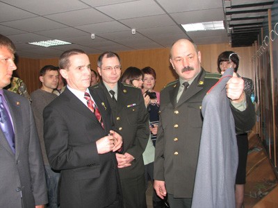 Начальник кременчуцького військового ліцею Володимир Поляков показує Леонідові Каденюку мундир у музеї військового одягу