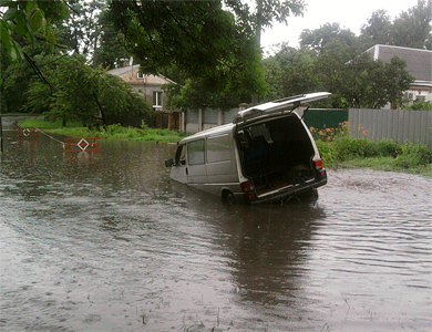 В Полтаве утонул автомобиль и затопило дома
