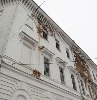 С фасада Кадетского корпуса падают кирпичи