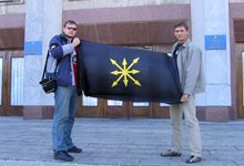 Полтавські  ідеологи ЄСМ. Їх шукає  СБУ та націоналісти, а вони в цей  час вільно фотографуються коло полтавської ОДА