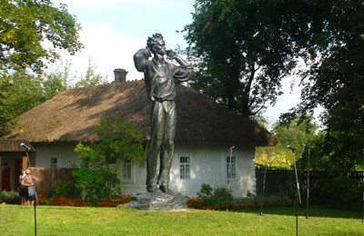 Пам’ятник Олександру Довженку біля його хати